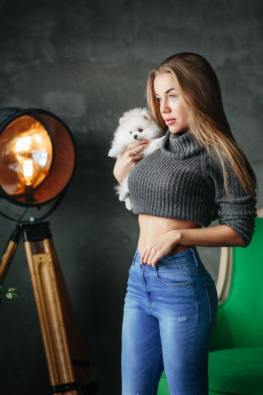 портрет, девушка, студия, красивая, молодая, красота, свет, глаза, губы, нежность, романтика,шпиц  фото превью