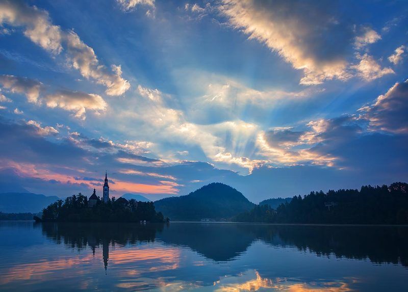озеро Блед на рассвете фото превью