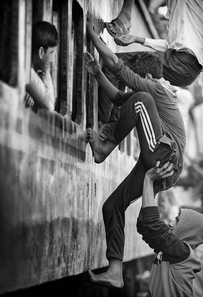 поезд, пассажир, толпа, взгляды, лица, вагон, бангладеш, окно, поддержка, опора, руки, ноги, ALLA SOKOLOVA