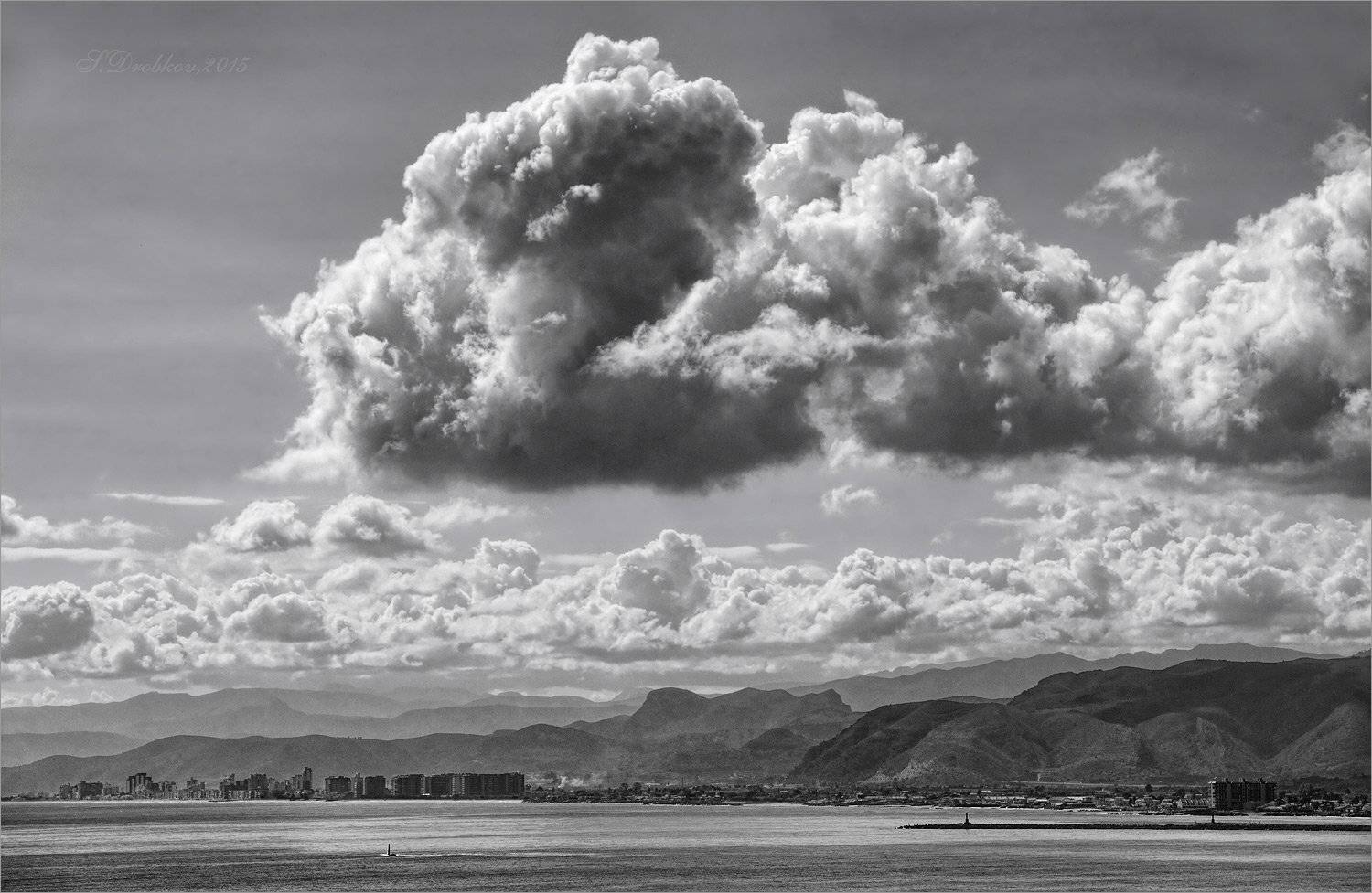 море, город, облака, горы, ч/б, Sergey Drobkov