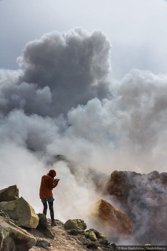 камчатка, вулкан, активность,фумарола, человек, природа, стихия Инстаграмщица фото превью