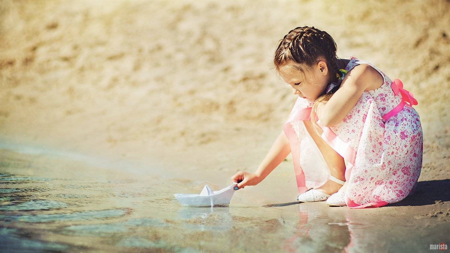 кораблик, бумажный кораблик, оригами, девочка, детство, ребенок, озеро, лето, Мария Стадникова