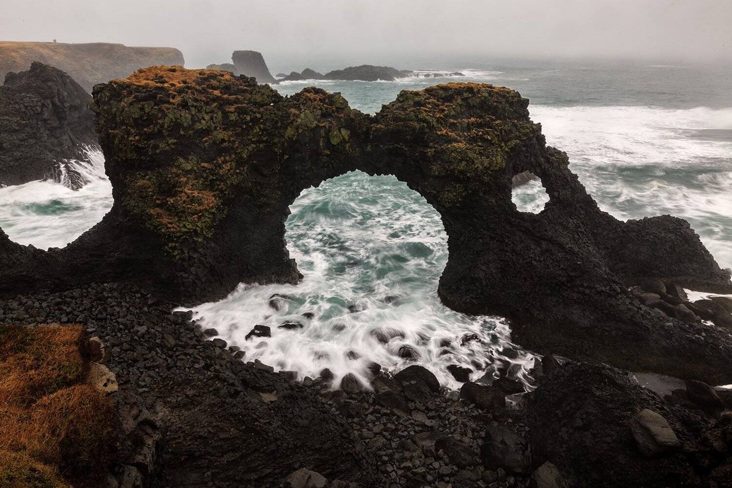 Arnarstapi, побережье с аркой. Исландия., Юрий Чернов