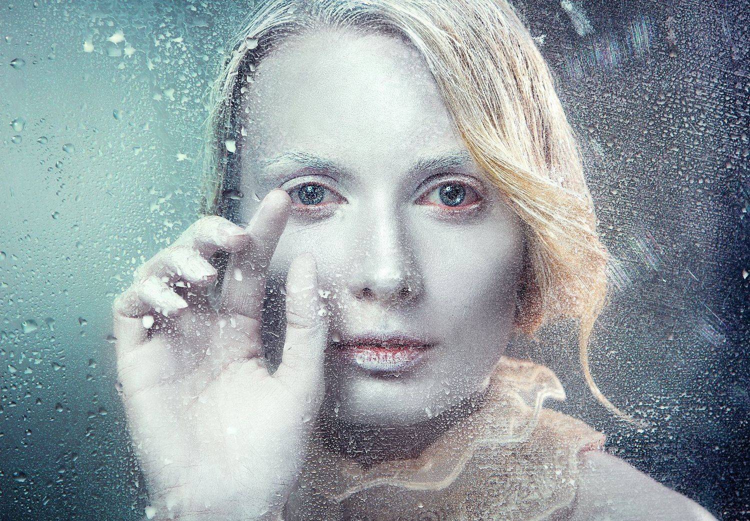 люди, девушка, портрет, фото, картинка, воспоминания, дождь, капли, стекло, цвет, свет, грим, макияж, визаж, бодиарт, фейсарт, руки, белый, зеленый, креатив, воротник, глаза, взгляд, вода, Ковалёв Иван
