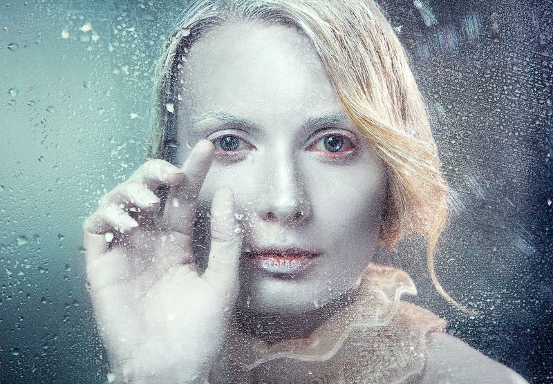 люди, девушка, портрет, фото, картинка, воспоминания, дождь, капли, стекло, цвет, свет, грим, макияж, визаж, бодиарт, фейсарт, руки, белый, зеленый, креатив, воротник, глаза, взгляд, вода воспоминания фото превью