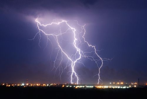 ОСТОРОЖНО: Высокое напряжение