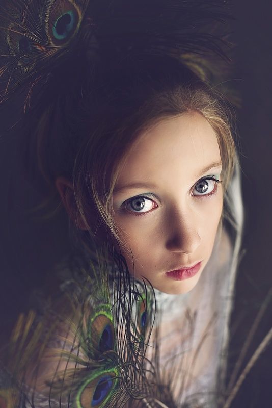 girls. portraits, child, natural light, conceptual Peacock eye фото превью