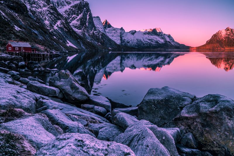 norway,lofoten,sunrise,mountains,water,red house,stones,zeiss milvus 21mm one cold morning фото превью