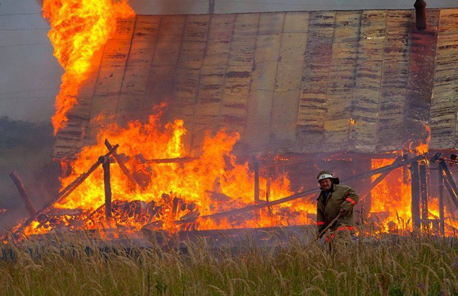 лето, пожар, дом, огонь, пожарный, Андрей Алексеев