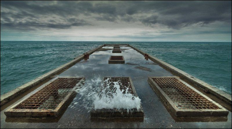 море, пирс, волна, тучи, ветер Море волнуется фото превью