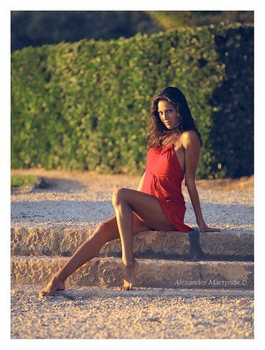 Огненно-красно.