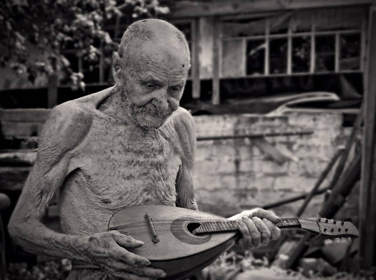 97 лет, жара, играет, Ярослав