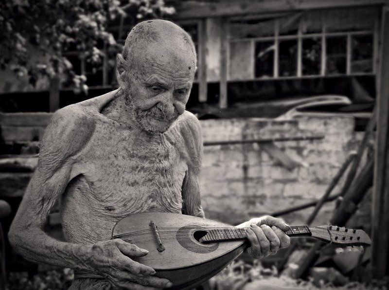 97 лет, жара, играет Эхо посленего аккорда фото превью