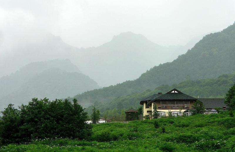 горы, туман, дом У ПОДНОЖИЯ фото превью