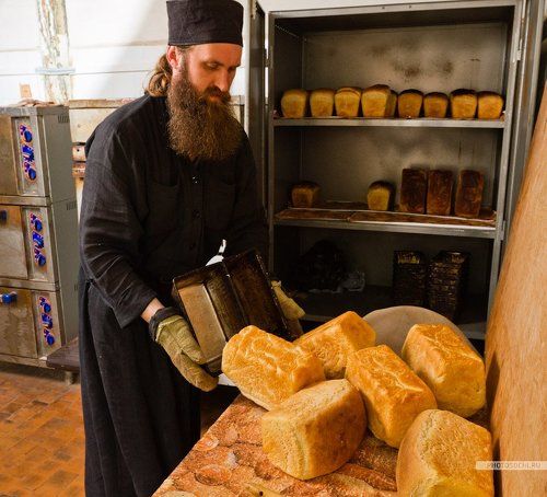 Феофан печет хлеб