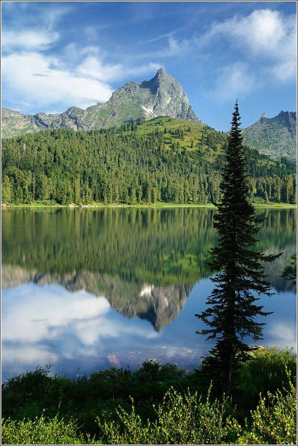 большой, вода, высокий, голубой, горы, дерево, ергаки, зеленый, красноярский край, озеро, отражения, пейзаж, пик, природа, прозрачный, птица, путешествия, саяны, светлое, сибирь, скала, скалы, стройный, холодный, хребет, чистый, Дмитрий Антипов