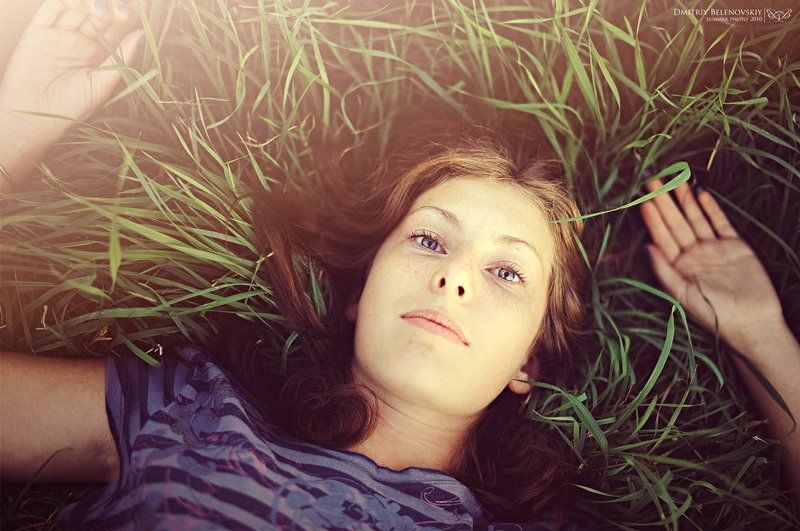девушка, трава, портрет, поле, глаза lying on the grass and thinking about infinity фото превью