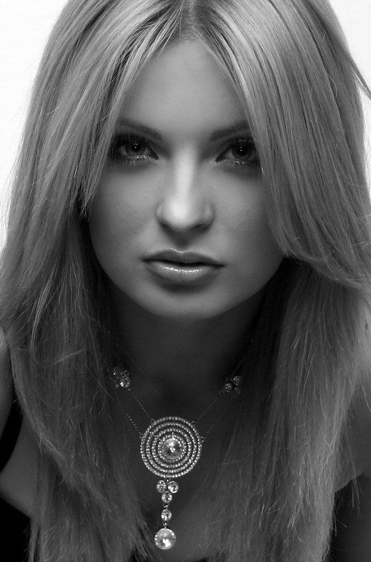 портрет, девушка кулончик фото превью