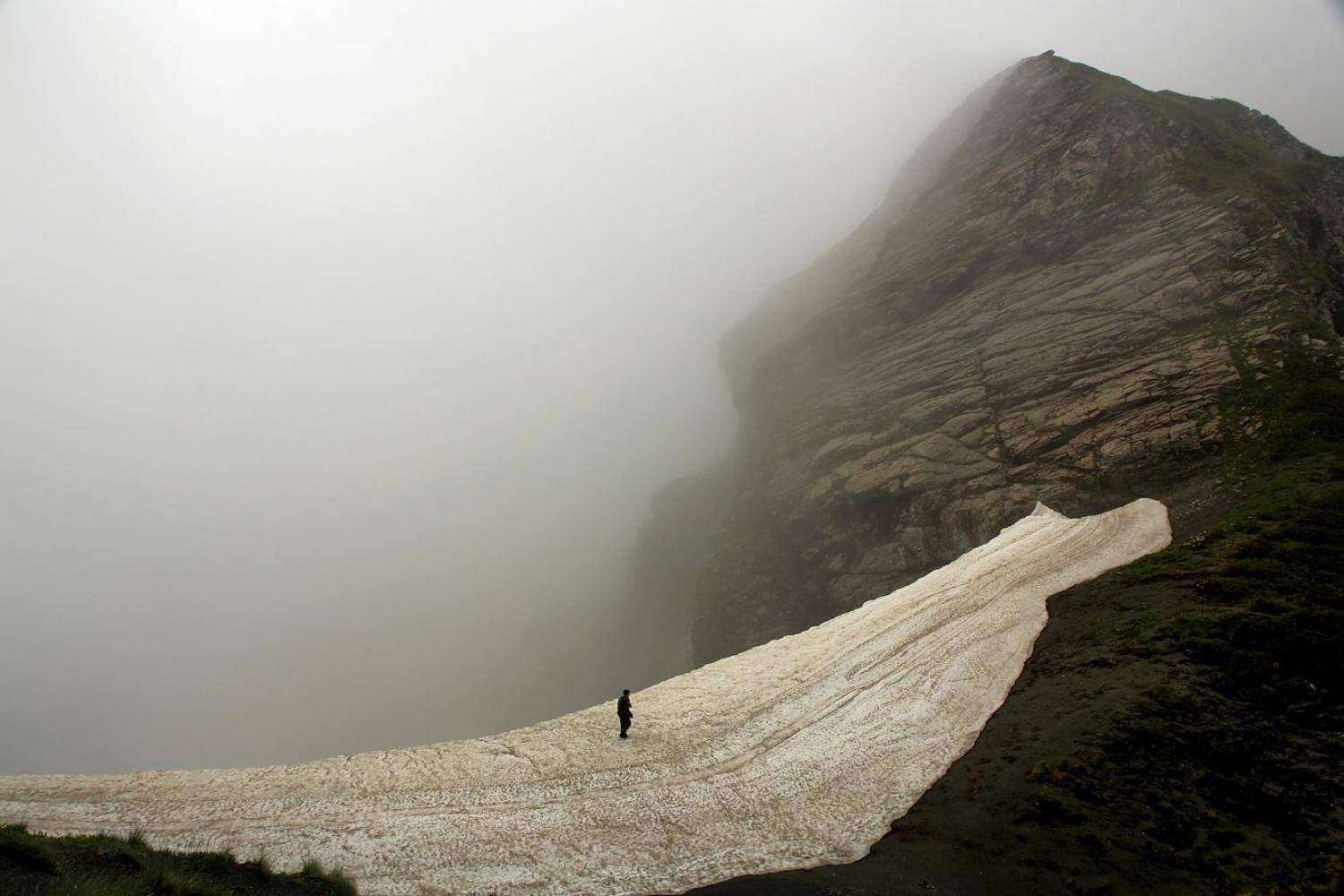 снег, туман,гора,скальник,человек, Вадим Голосницкий