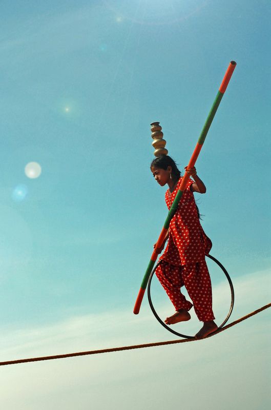 индия девочка  акробатка фото превью