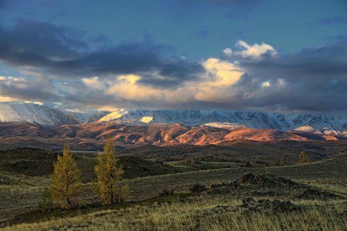 На рассвете розовеют горы