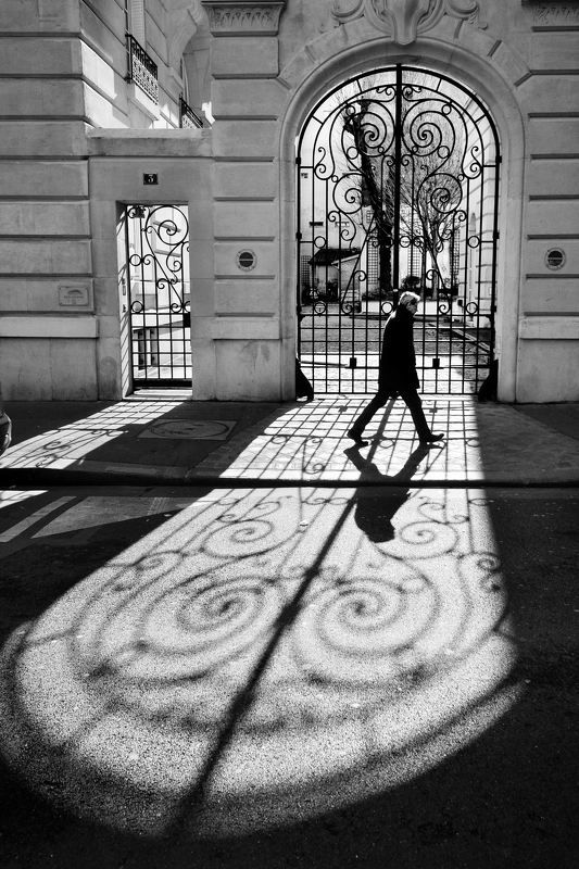 street, city life, man, walking, spontaneous, paris, shadow, line, lattice, contre-jour Переступи черту фото превью