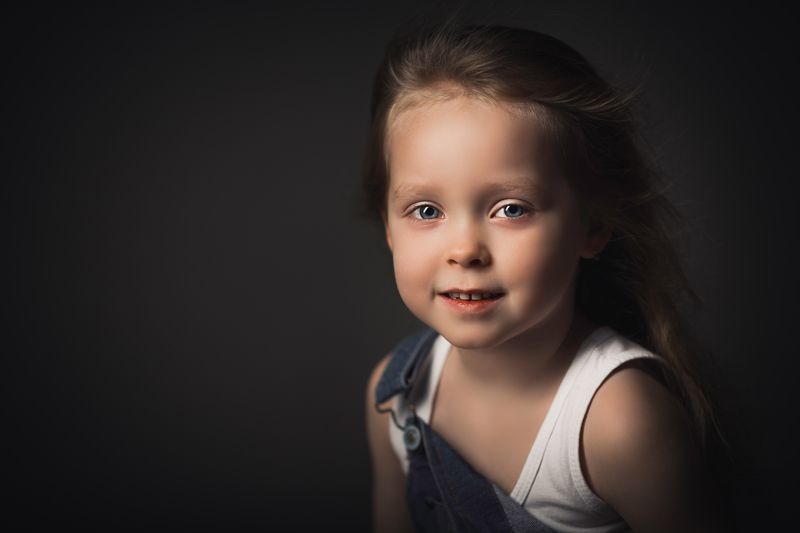 портрет девочка, длинные волосы, летящие волосы, портрет на черном фоне Ветер перемен фото превью