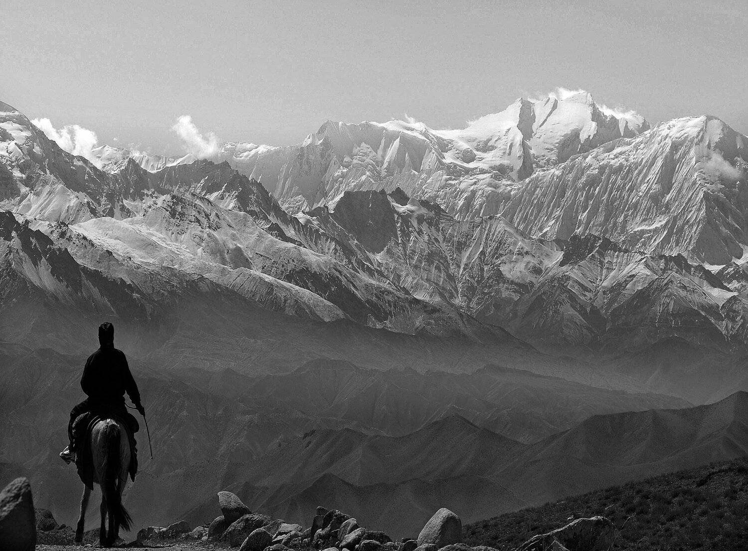 ч/б перспектива, человек и горы, isamonov