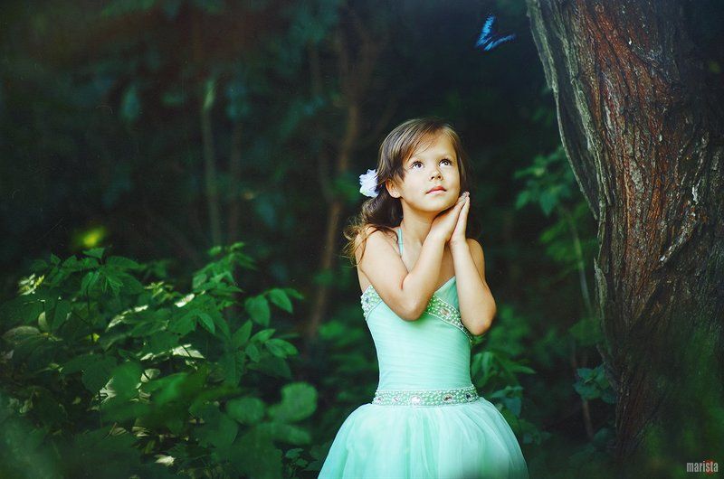 девочка, ребенок, семья, красота, природа, лето, бабочка, полет, мотылек Лесное приключение фото превью