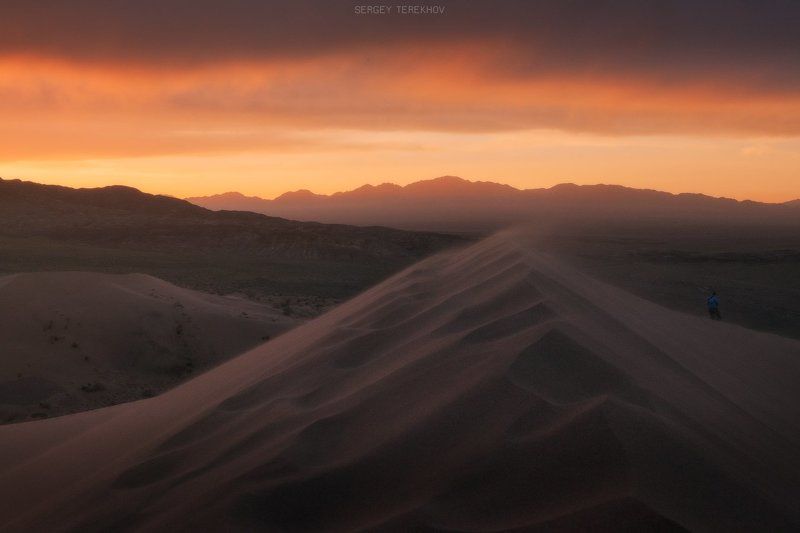 Алма-ата, Алтын-Емель, Барханы, Казахстан, Пейзажи Казахстана, Поющий бархан, Фотографы казахстана, Фототуры по Казахстану Поющая дюна в лучах заходящего солнца фото превью