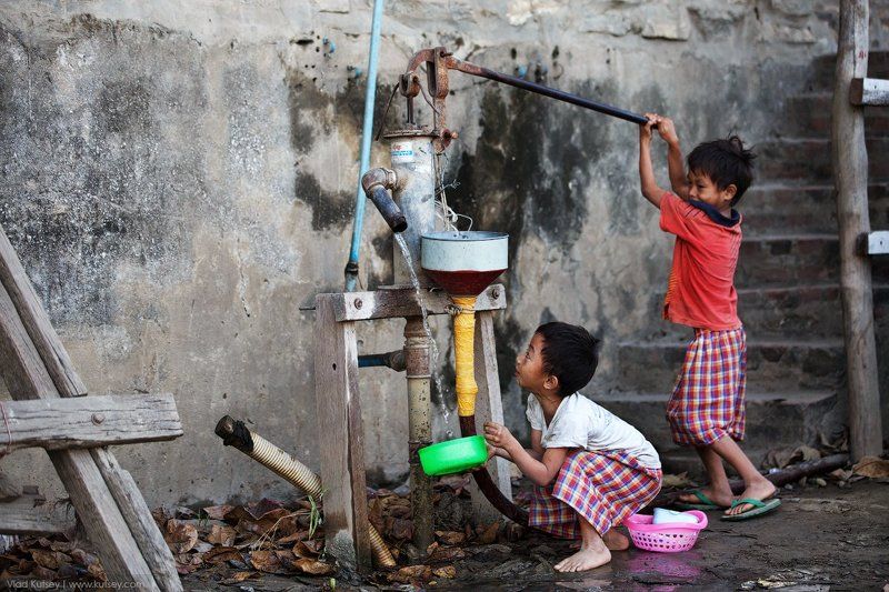 дети, детки, добывают, воду, вода, бирма, мьянма, родость, burma, myanmar, boys, kids, water, mandalay, мандалай, город, city На улицах Мандалай фото превью