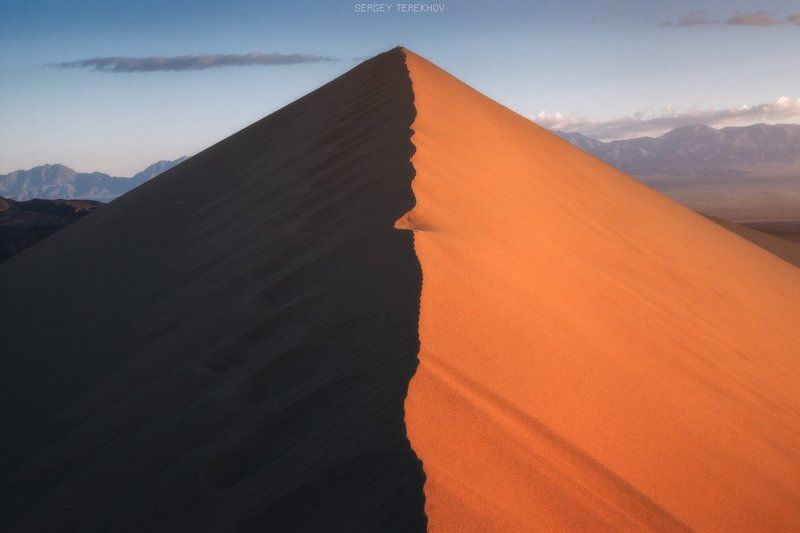 Алтын-Емель, Казахстан, Поющий бархан, Фотографии Казахстана, Фотографы казахстана, Фототуры по Казахстану Поющая дюна в лучах восходящего солнца фото превью
