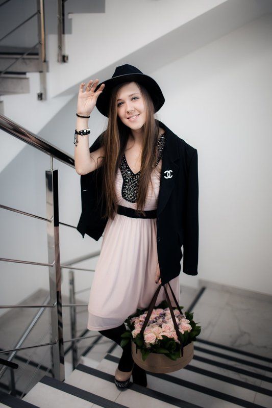 Девушка с корзиной цветов фото превью