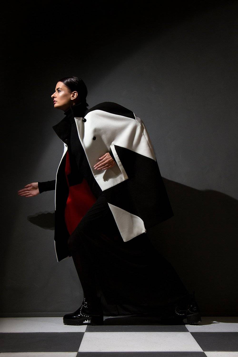 люди, девушка, портрет, мода, реклама, картинка, рисунок, шахматы, клетки, черный, белый, серый, шаг, движение, тени, свет, жесткий свет, идет, макияж, визаж, пальто, кейп, одежда, дизайн, журнал, обложка, студия, креатив, красота, гламур, Ковалёв Иван