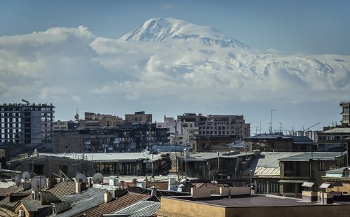 По соседству с Араратом-Великаном.