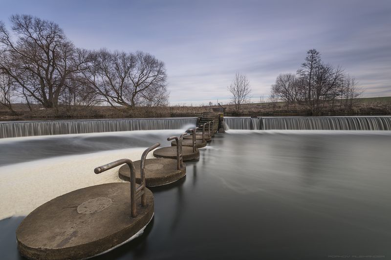 весна март деревья парк облака беларусь минск дрозды небо градиент выдержка мост река свислочь вода Перед рассветом в парке фото превью