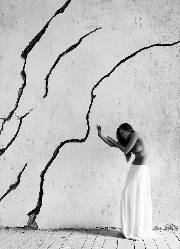 девушка, модель, ню, чб, стена, линии * фото превью