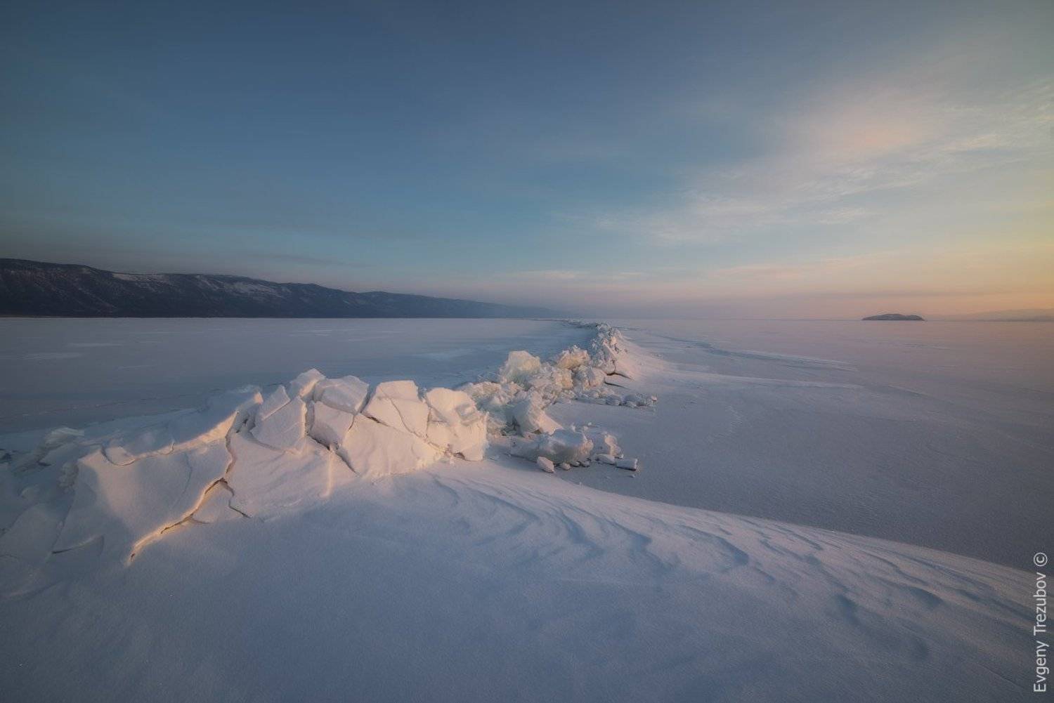 рассвет, байкал, февраль, трещина, снег, минимализм, Евгений Трезубов