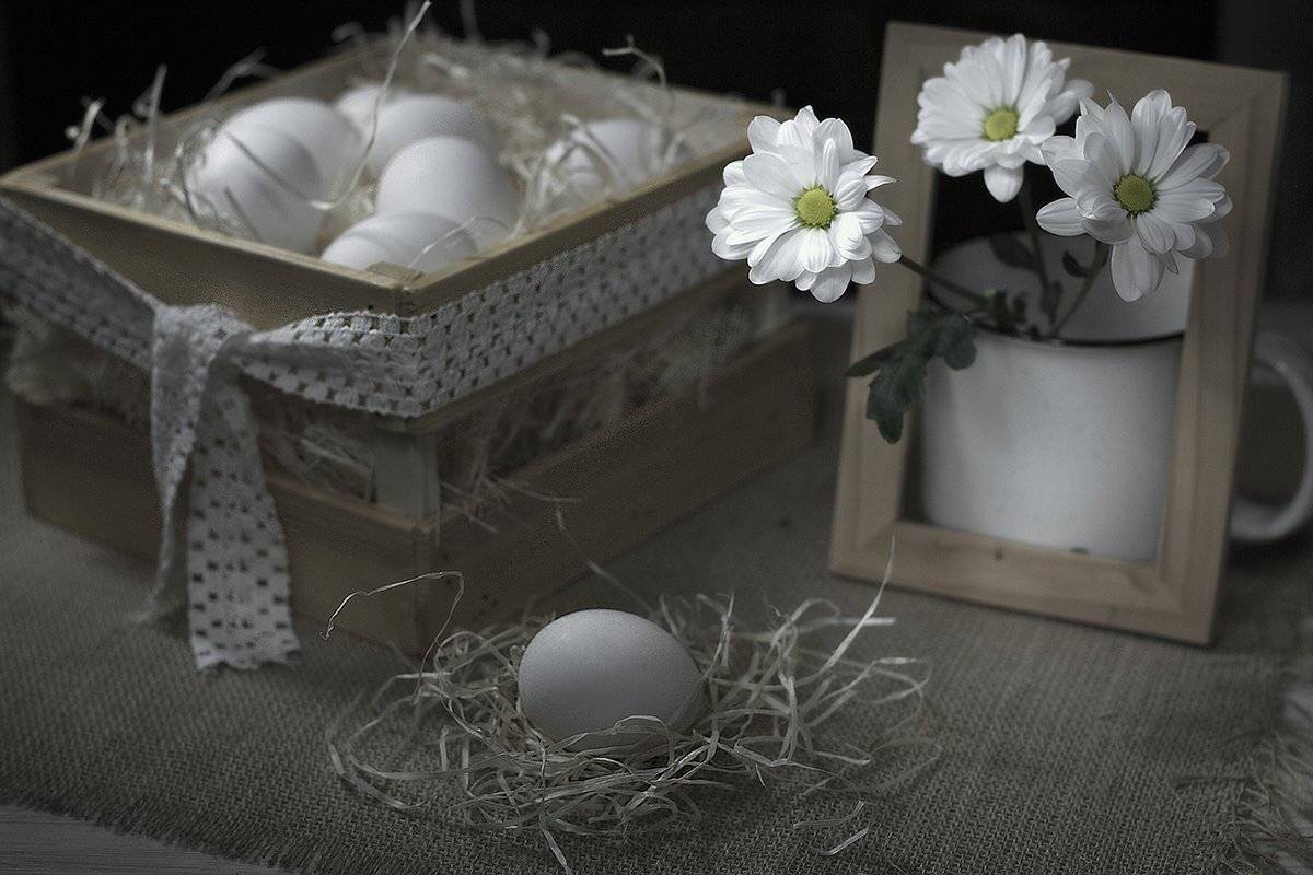 яйца, ромашки, белая кружка, рамка для фотографий, деревянный ящик, натюрморт, цветы, солома, деревенский стиль, Наталья Бочкарева