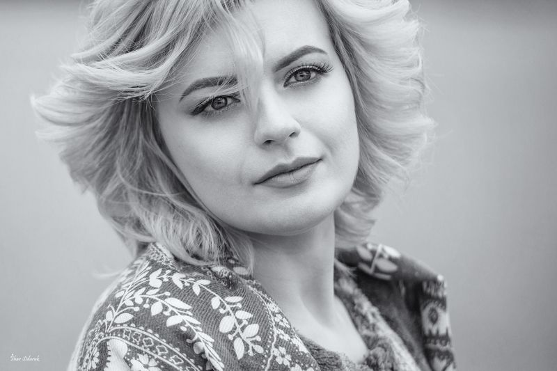 девушка, глаза, губы,настроение, черный, белый, прическа, грусть, печаль, ветер, ресницы, платок, кожа Грустный день фото превью