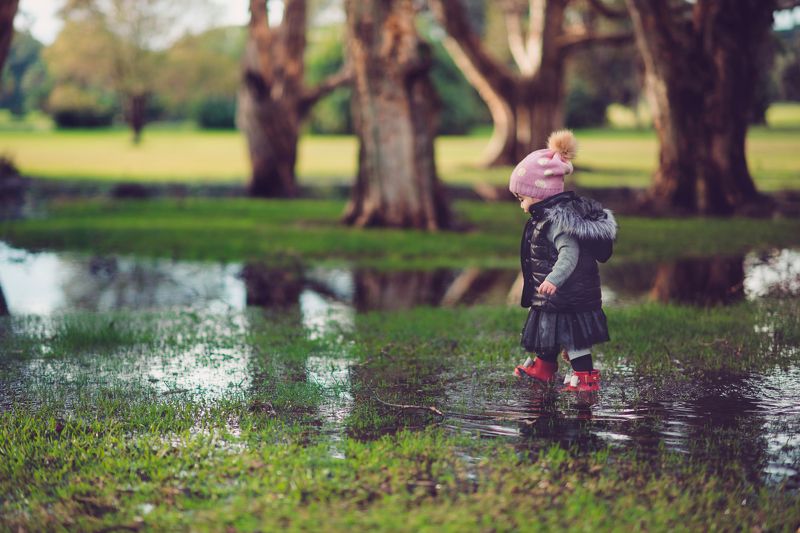 kid, child, girl, wet, rainy, adventurer, park Little adventurer фото превью