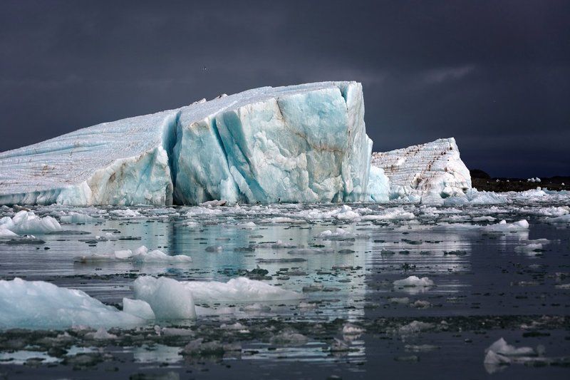 шпицберген, айсберг Айсберг в начале долгого пути фото превью
