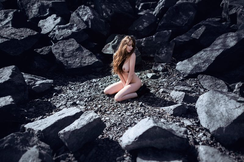 ню, красота, девушка ,холод, камни Плато фото превью