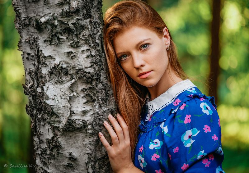 Girl in the park фото превью
