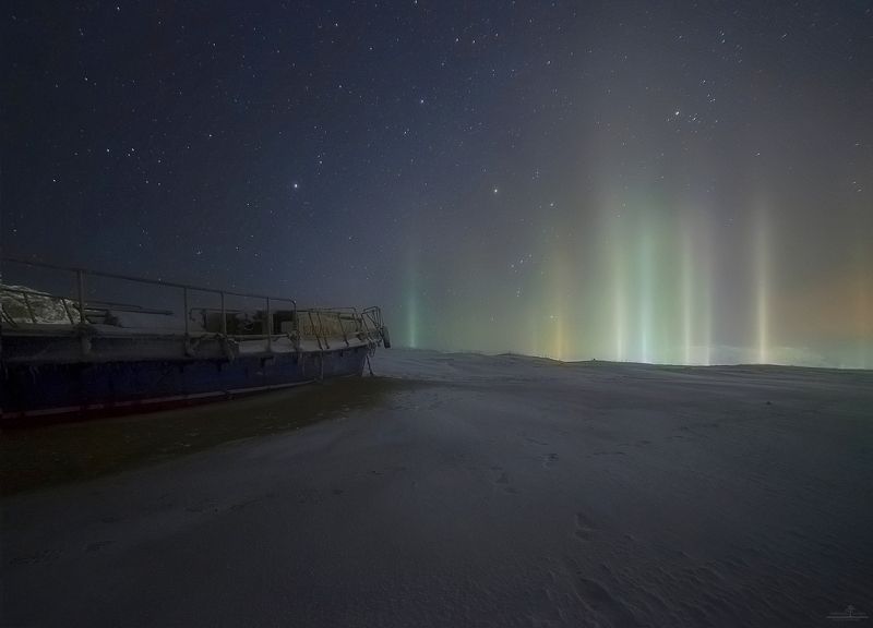 Про странствие лодки и световые столбы фото превью