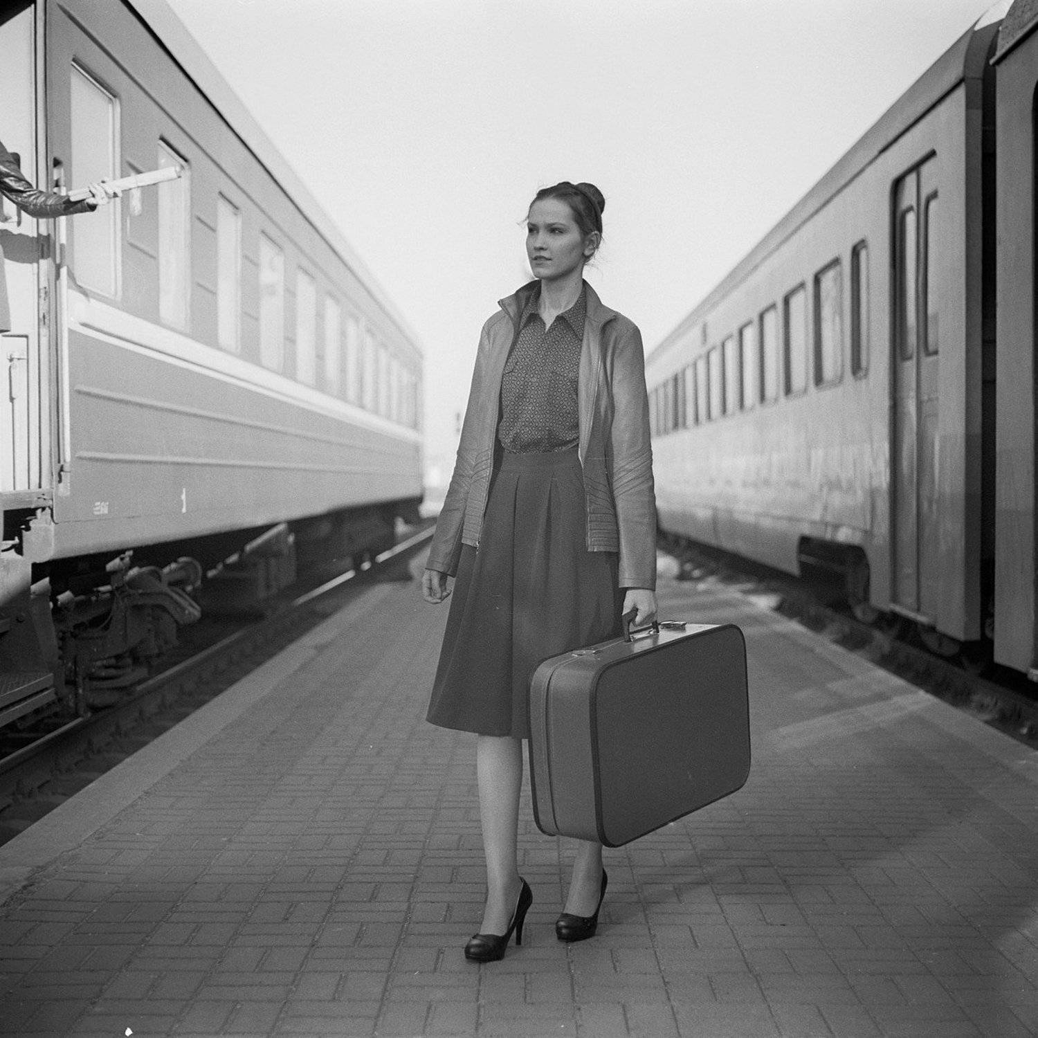 девушка, шестидесятые, ретро, железная дорогоа, поезд, вагоны, город, стрит, Валентин Гайдай