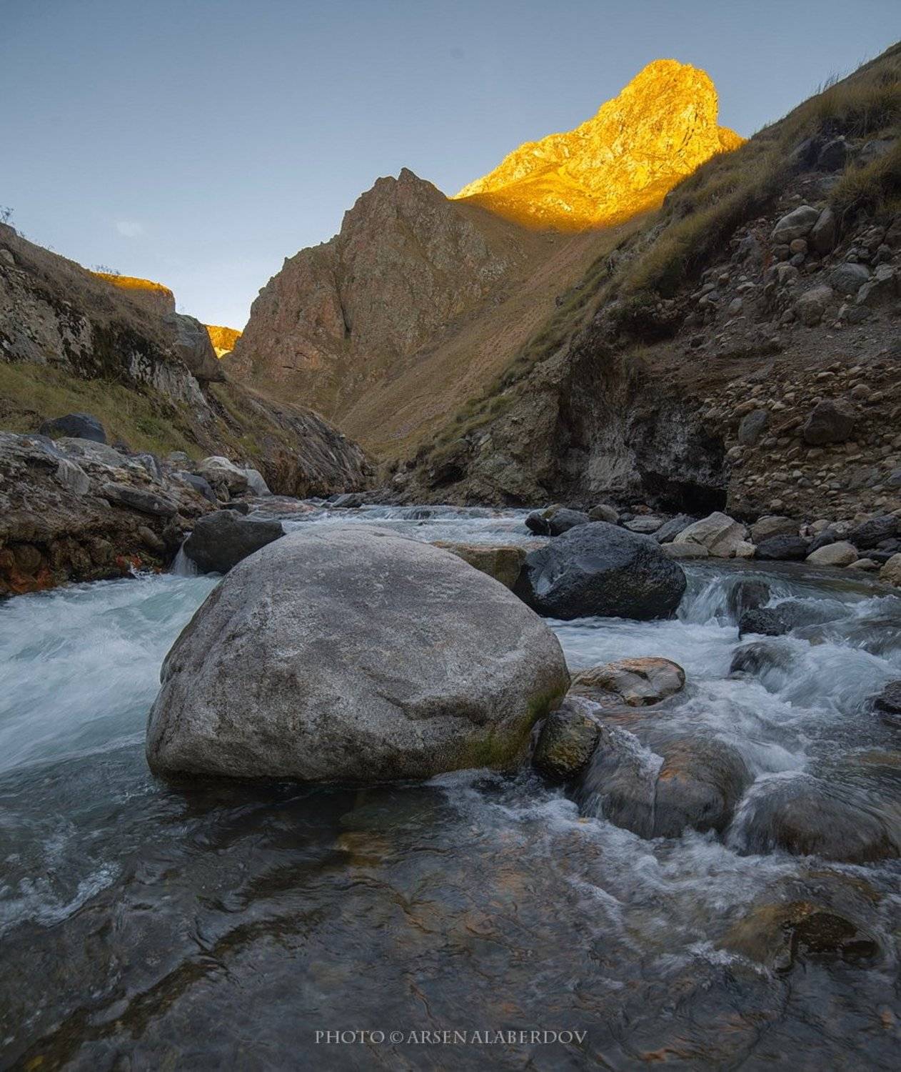 горы, предгорья, хребет, вершины, пики,река, горная река, восход, солнечный свет, осень, скалы, холмы, долина, облака, путешествия, туризм, карачаево-черкесия, кабардино-балкария, северный кавказз , закат, свет, лучи, Арсен Алабердов