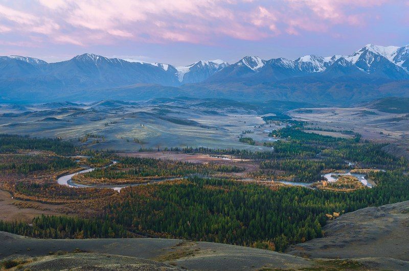 Чуйские изгибы на фоне Северо-Чуйского хребта. фото превью