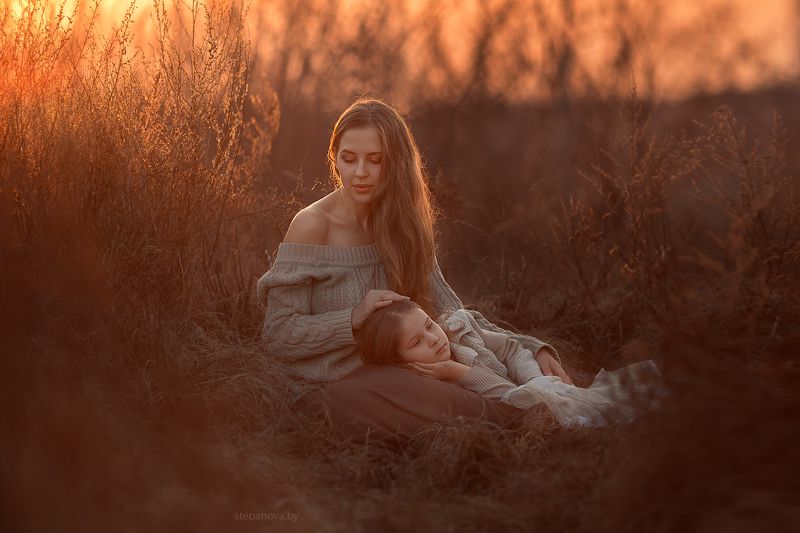 Мама с доченькой.Закат.
