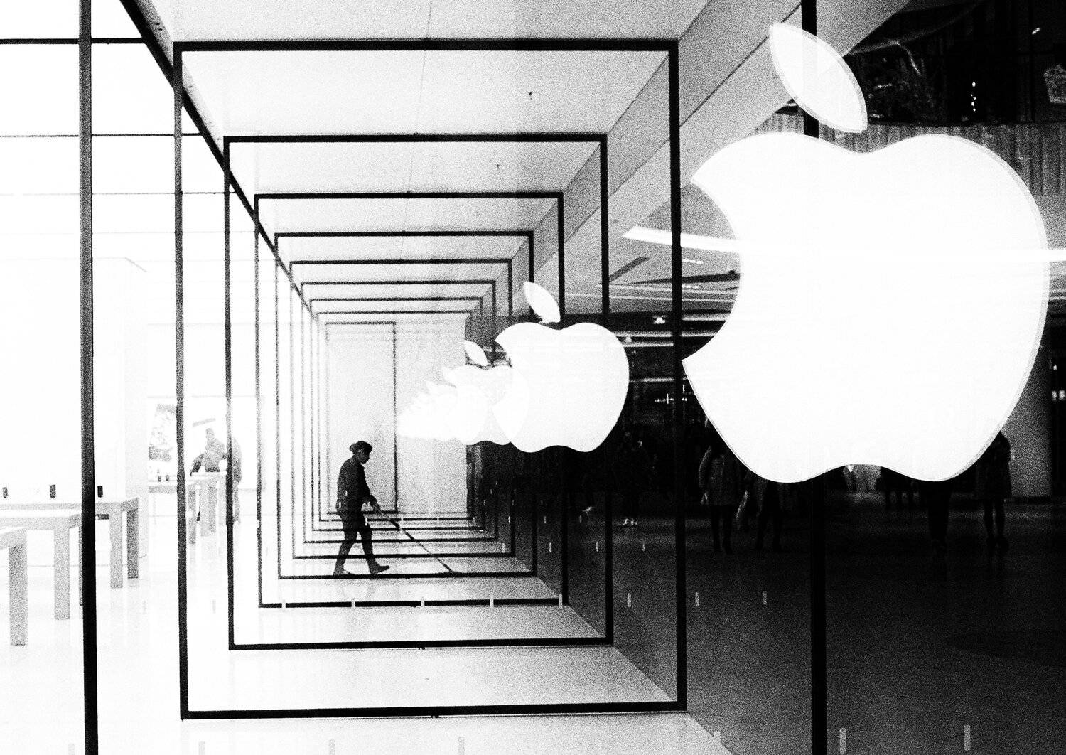 An apple store cleaner. Автор: yajun.hu black and white , street , street photography, yajun.hu